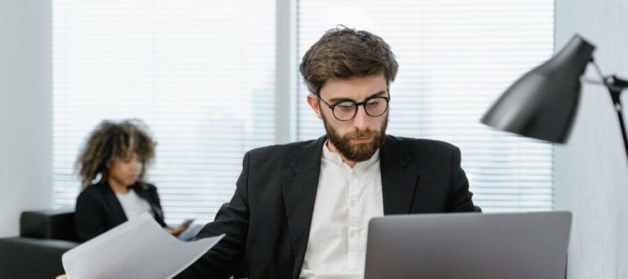 To succeed in inbound marketing, it's not enough to publish random blog articles. You must follow a precise method to ensure that your content reaches and interests your target. Here are some