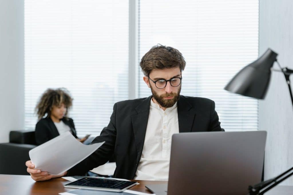 To succeed in inbound marketing, it's not enough to publish random blog articles. You must follow a precise method to ensure that your content reaches and interests your target. Here are some